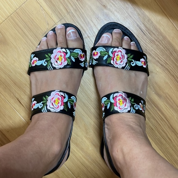 Capellin New York Embroidered Floral Dbl Straps Slide Sandals. Size 10. D3/A - Picture 10 of 10